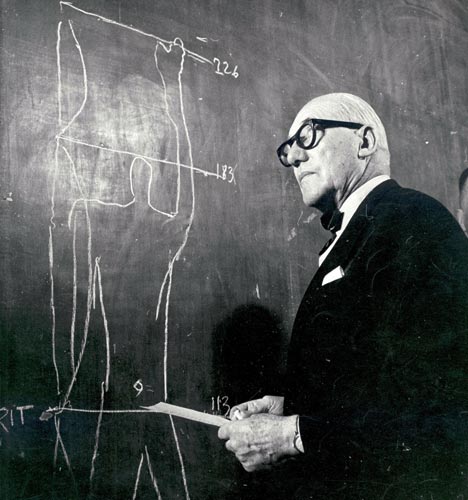 O retrato do arquiteto Le Corbusier está presente na exposição sobre sua v...