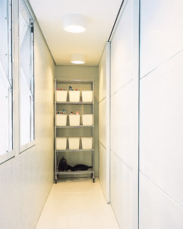 Para ficar sempre organizada, a lavanderia conta com nichos e bancadas e pode...