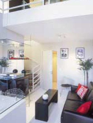 Integradas, sala e cozinha t&ecirc;m piso unificado de resina de poliuretano. Mult...