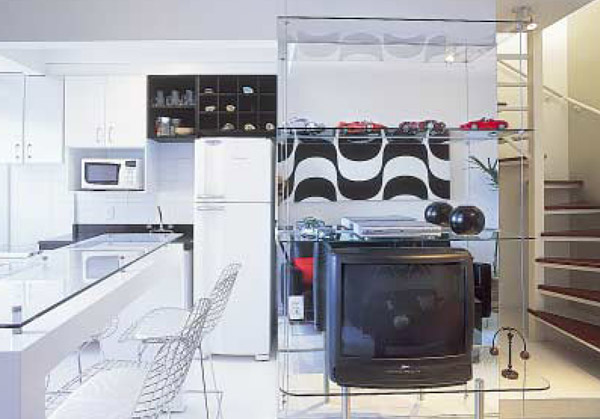 Na cozinha, os azulejos beges foram trocados por brancos, para n&atilde;o interfe...