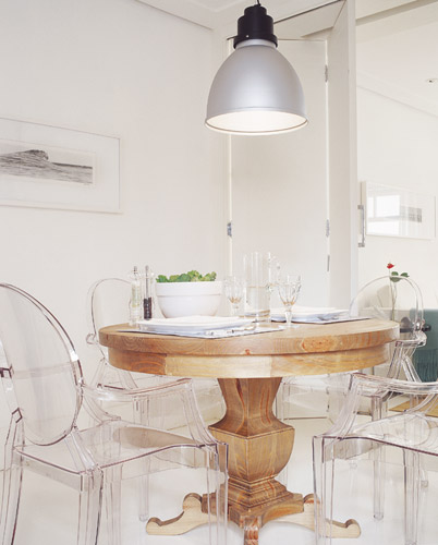 Cadeiras: de acrílico, Louis Ghost (Kartell)Porta-camarão:...