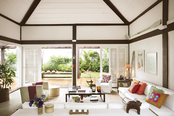 As portas de correr s&atilde;o da DA Design. O jardim &eacute; projeto da Cia. Da Terra.