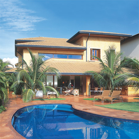 Os beirais largos e as calhas aparentes mostram um pouco da prefer&ecirc;ncia regi...