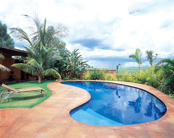 Piscina: pastilhas cer&acirc;micas azul-escuras (Atlas)Piso: ...