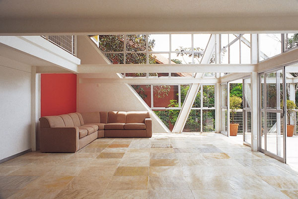 Os perfis de aço (Açominas) desta casa de 320m² em Nova Lima, MG, têm pro...