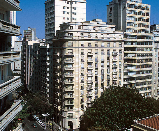 Um trabalho primoroso e caro devolveu vida à fachada do Edifício São Luiz.