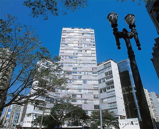 Elementos vazados no concreto cobogós reforçam o grafismo do Eiffel.