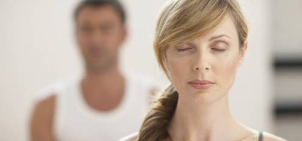 mulher-e-homem-meditando