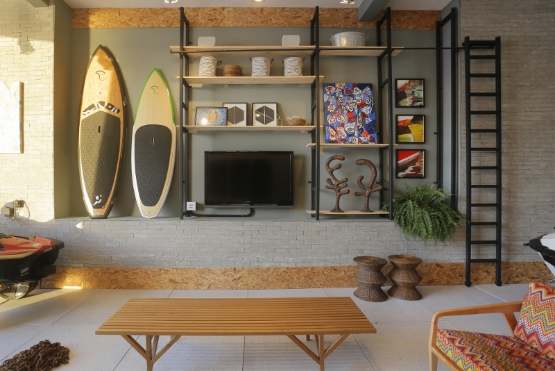 Para a mostra Morar Mais por Menos 2014 no Rio de Janeiro, os arquitetos Miguel Capanema e Nathalia Santos Bertoli utilizaram revestimento split stone da Hardscape, simulando tijolos aparentes. O espaço, de 8 x 10 m, ainda tem piso em pedra (1 x 1 m) da Hatrium Revestimentos e pintura nas paredes.