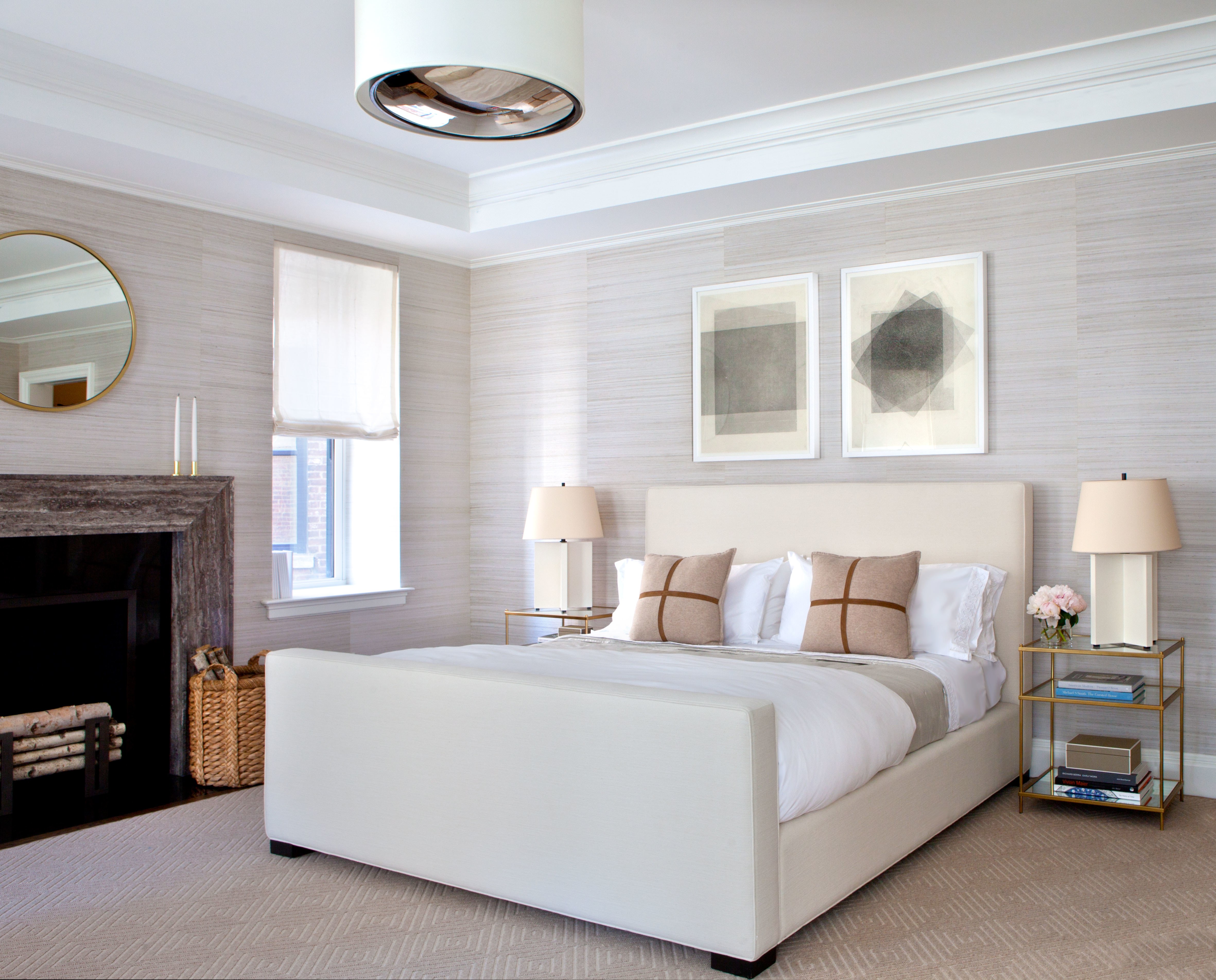 quarto-neutro-com-papel-de-parede-listrado-discreto-e-neutro-architectural-digest