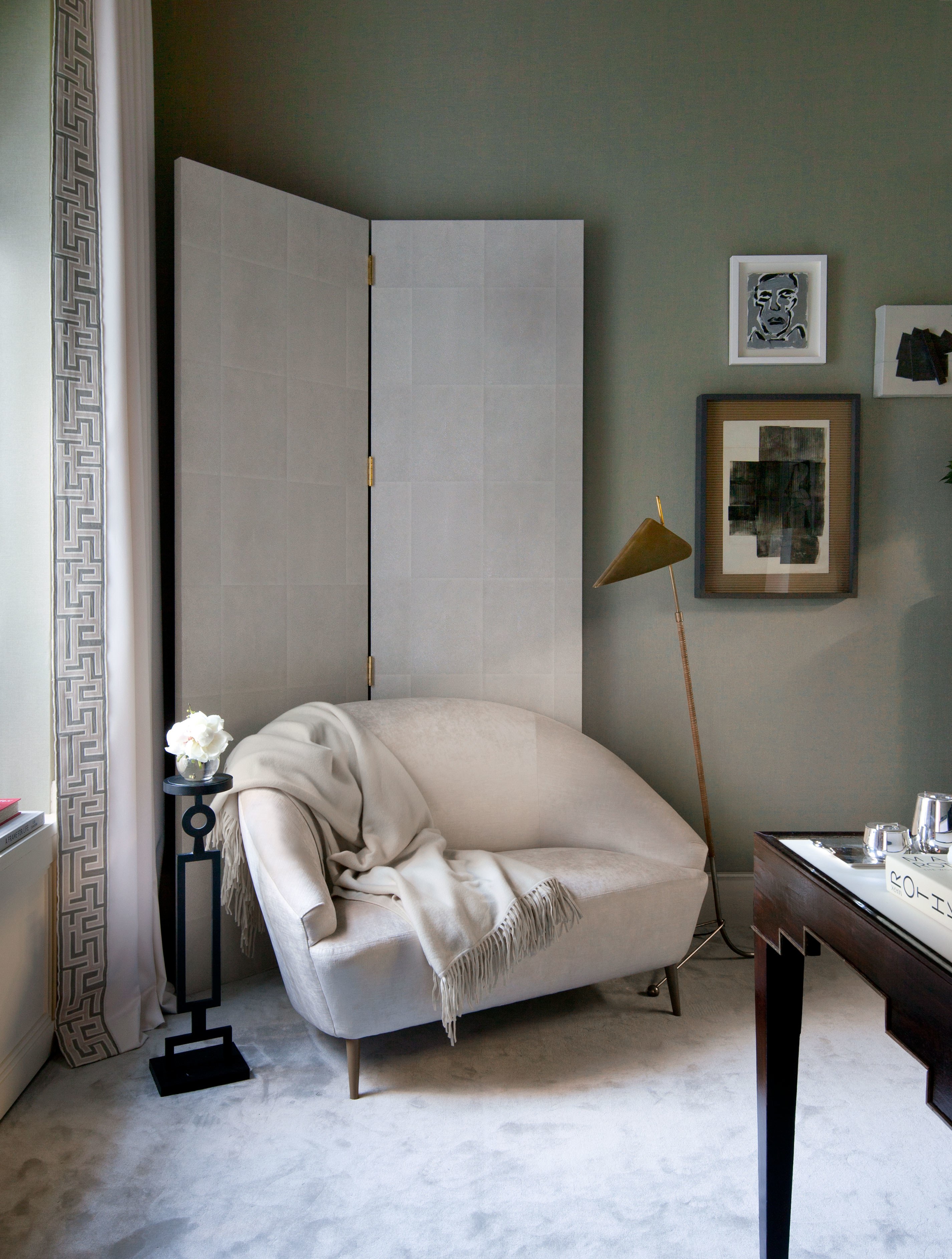 canto-de-leitura-com-biombo-e-textura-architectural-digest