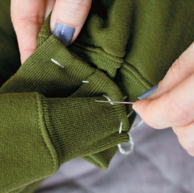 Una os punhos e feche-os entre si com uma costura reforçada, usando linha de tricô.
