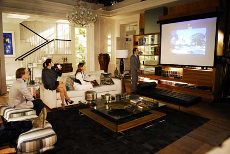Fino e sofisticado, o empresário Olavo (Reginaldo Faria), de Beleza Pura, vivia sozinho numa mansão em Niterói. Sua personalidade elegante se reflete na decoração da casa. Na sala tudo foi colocado ali com a intenção de deixar o ambiente moderno. Os móveis são de grifes famosas, há peças de arte que ele comprou em suas viagens pelo mundo, livros e antiguidades valiosas. O uso do preto, branco, cinza dá ainda mais charme ao local.Credito: TV GLOBO - Renato Rocha Miran