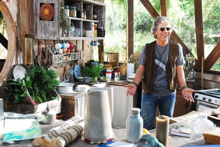 A cozinha do místico Augusto César (José Mayer), de A Favorita, é integrada à sala fazendo com que o ambiente fique ainda mais amplo. O ambiente reflete o jeito de ser do personagem e sua visão de compartilhar o que se tem, comum dos anos 70. “É como se ele morasse numa comunidade e aquele lugar fosse dividido por todos”, explica o cenógrafo Mário Monteiro. Há flores espalhadas pelos móveis e verduras colhidas na horta da casa.Credito: TV GLOBO