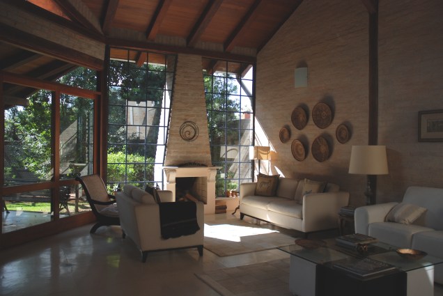 Feita em alvenaria, a lareira tem estrutura de madeira e compõe esta sala de estar de 50 m² de uma residência em São Paulo (SP). “Ela é despojada e simples, dialogando com o ambiente”, explica o autor do projeto, Paulo Vilela.