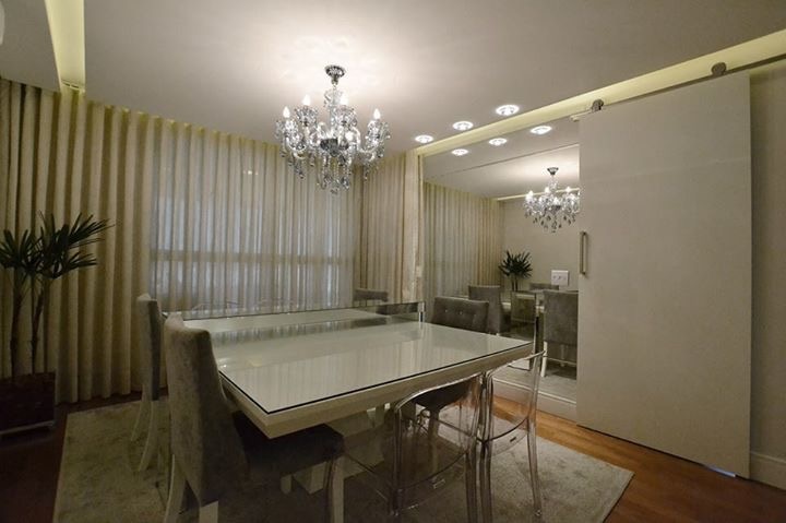 A sala de jantar desta residência em São Bernardo do Campo (SP) foi construída em torno do pendente. “Desenvolvi o projeto da mesa e do aparador em espelhos e acrescentei uma parede toda em espelho também, para ressaltar o design do pendente e a iluminação”, explica o técnico em edificações Pedro Torres, que assina o espaço de 35 m².