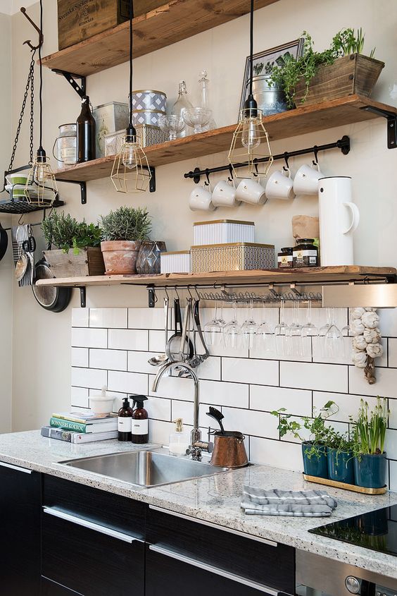 Copie o décor: cozinha industrial com subway tiles e prateleiras abertas