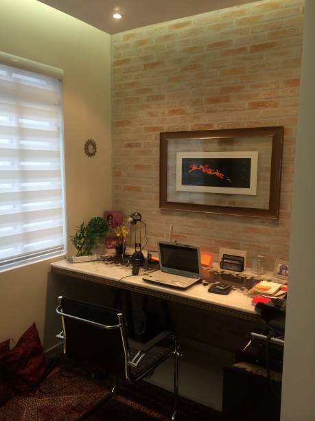 Os tijolos aparentes revestem uma das paredes deste home office de 3,15 x 3,65 m. Eles passaram por tratamento com nata de cimento e lixamento. Combinando com os tijolos, o piso é de tábua corrida com acabamento de verniz e a parede foi pintada com tons neutros. O espaço é assinado pelos arquitetos Giovanino Paternostro e Margareth Iocida Paternostro, do escritório Planeart para uma casa em São Paulo (SP).