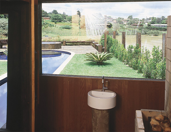 Na sauna, o painel de vidro temperado permite apreciar a vista do lago e do j...