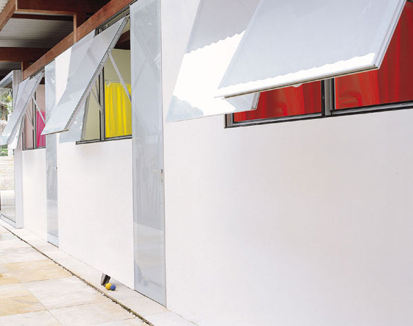 Portas instaladas frente a frente mantêm os espaços ventilados.
