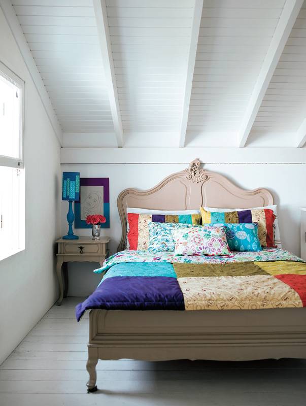 O tom suave dos m&oacute;veis antigos abriu espa&ccedil;o para uma roupa de cama supercolorida. Colcha e almofadas de patchwork foram confeccionadas pela pr&oacute;pria designer, Ana Paula Wenzel. &ldquo;Roupas de cama t&ecirc;m o poder de transformar um ambiente com rapidez&rdquo;, diz. Outros pontos de cor est&atilde;o sobre o criado mudo. O abajur foi recuperado por Ana e ganhou uma c&uacute;pula nova, de papel canson com aplica&ccedil;&otilde;es de papel origami.