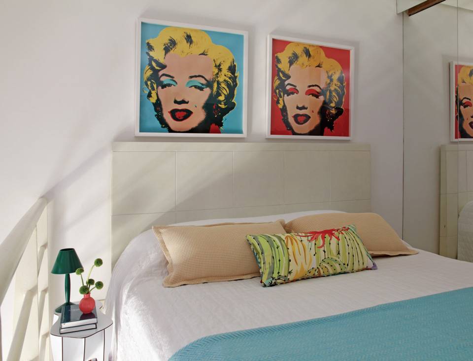 O branco nas paredes e nos m&oacute;veis deste quarto, projetado pelos designers de interiores Patr&iacute;cia Monteiro e Alex Geraldi, faz a &aacute;rea parecer maior. Acima da cabeceira comprada pronta (Artefacto), h&aacute; r&eacute;plicas de gravuras assinadas por Andy Warhol. O fundo neutro permite que se abuse de detalhes coloridos como esses e continuar a pontua&ccedil;&atilde;o da cor na roupa de cama. Manta da Missoni Home.