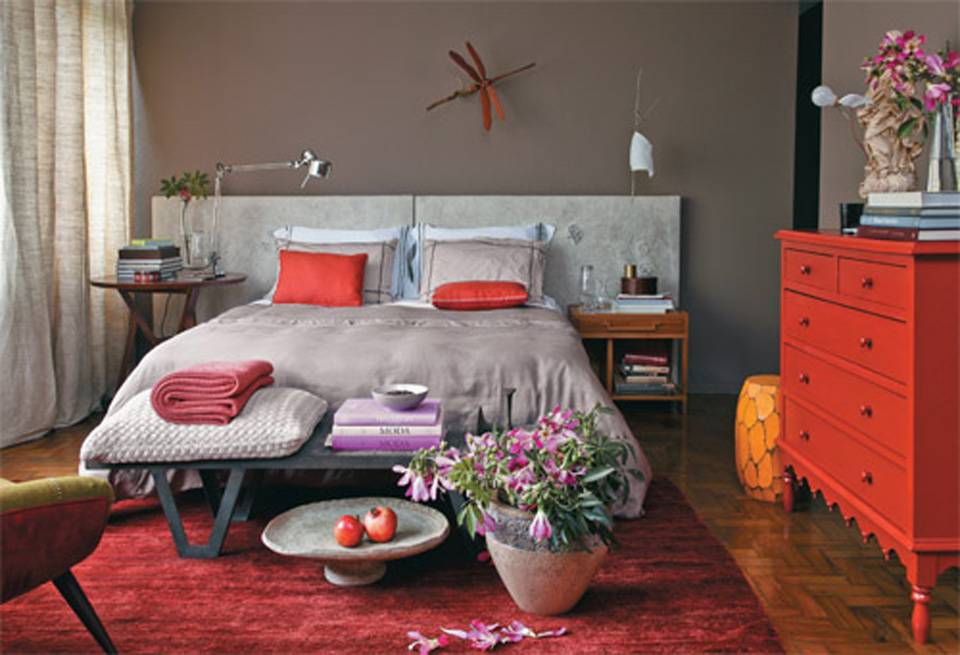 Com os tons reconfortantes da terra, como o bege, associados aos marrons, o designer de interiores J&uacute;lio Rosa criou a base para compor a decora&ccedil;&atilde;o deste quarto de casal. Tonalidades avermelhadas e r&oacute;seas, e a mistura de texturas que aparece nos tecidos da roupa de cama, na lona que reveste a cabeceira, no tapete e nos objetos, criam um espa&ccedil;o estiloso, colorido e, ao mesmo tempo, harmonioso. A roupa de cama e a almofada de tric&ocirc; s&atilde;o da Blue Gardenia.
