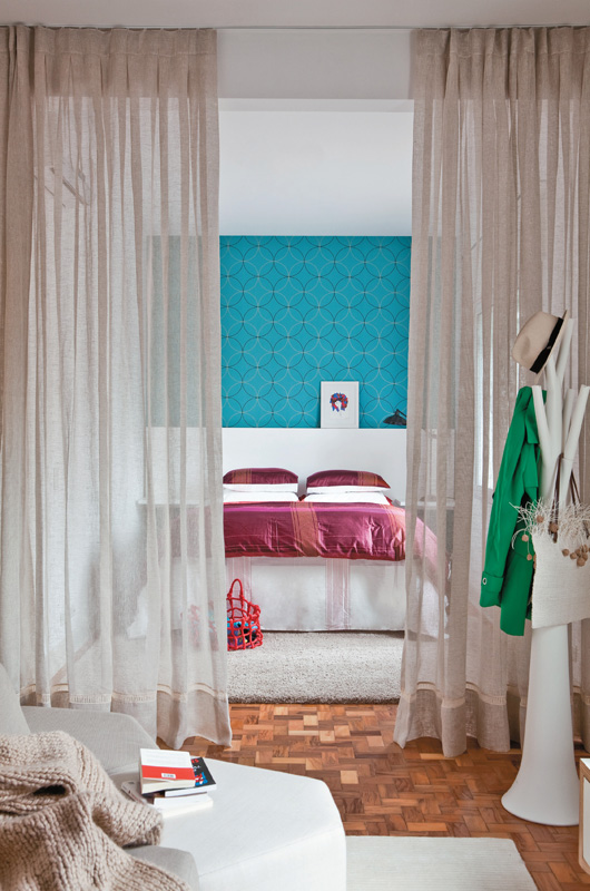 A base neutra deste quarto permite ousar nas cores do papel de parede (da loja virtual Wallpaperfromthe70s) e da roupa de cama (Auping).