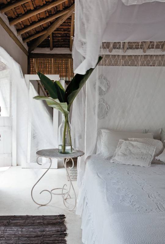 A florista Karin Farah decorou sua su&iacute;te em Trancoso (BA) com ares de casinha simples de pescador. &ldquo;Quer&iacute;amos uma combina&ccedil;&atilde;o de natureza e simplicidade, mas tamb&eacute;m certo toque de sofistica&ccedil;&atilde;o e eleg&acirc;ncia&rdquo;, conta. Por isso, a op&ccedil;&atilde;o pelo branco e pelas rendas &ndash; estas, encomendadas com rendeiras locais. Sobre a grande cama box de 2,60 x 2,60 m, h&aacute; um delicado dossel. Os tapetes de bambu s&atilde;o obra dos &iacute;ndios patax&oacute;s.