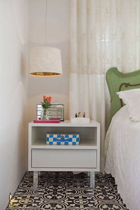 Sobre a base branca, destacam-se a cama em tom verde, encontrada em um antiqu&aacute;rio e que refor&ccedil;a o visual rom&acirc;ntico da decora&ccedil;&atilde;o, e os desenhos em preto e branco de influ&ecirc;ncia mourisca que estampam os ladrilhos (De Stijl). O pendente revela, quando aceso, a estampa da c&uacute;pula. Quem assina este espa&ccedil;o s&atilde;o os arquitetos Marcos Contrera e Marcos Biarari.