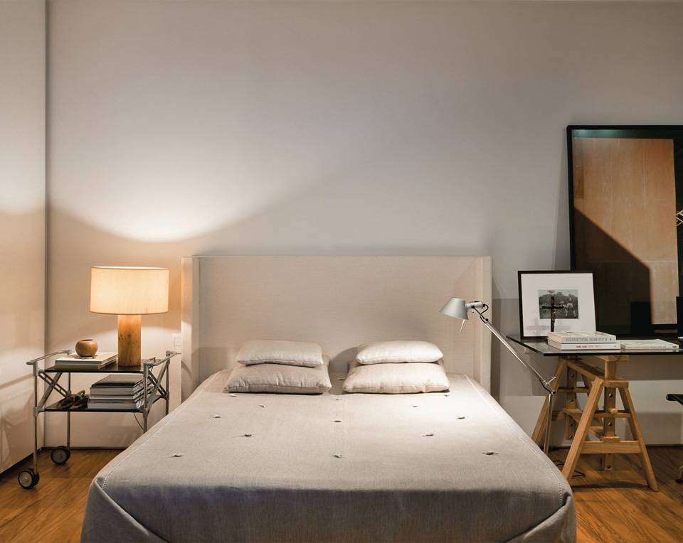 A base da decora&ccedil;&atilde;o deste quarto, projetado pelo arquiteto e morador Pedro Lazaro, segue um padr&atilde;o neutro para dar destaque &agrave;s obras de arte. As poucas pe&ccedil;as garantem um visual tranquilo. &ldquo;Queria ter o m&iacute;nimo de aparatos e o m&aacute;ximo de conforto e espa&ccedil;os livres&rdquo;, justifica Pedro. A lumin&aacute;ria Tolomeo pode se voltar ora para a cama, ora para a mesa.