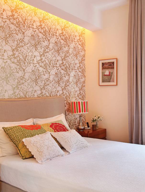 A arquiteta Roberta Moura optou por criar uma base neutra e dur&aacute;vel para a decora&ccedil;&atilde;o deste quarto. &ldquo;O piso &eacute; claro e a maioria das paredes permaneceu branca&rdquo;, explica. A cabeceira forrada de linho (Ana Maria Sim&otilde;es Lopes) d&aacute; continuidade &agrave; neutralidade e permite ousar nas listras na c&uacute;pula da lumin&aacute;ria e nas almofadas coloridas (Anthropologie).