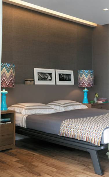 A designer de interiores Adriana Penteado apostou nas cores. Se um detalhe pode acender a decoração de um ambiente, ele é o papel destes abajures (Zull). Com base laqueada de azul, receberam nova cúpula de tecido (Missoni Home). "Repare que a estampa amarra os tons e ilumina a base densa do quarto”, aponta a profissional. Roupa de cama do Mundo do Enxoval e manta da Missoni Home.