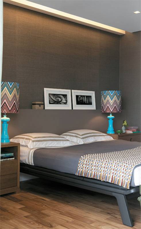 A designer de interiores Adriana Penteado apostou nas cores. Se um detalhe pode acender a decora&ccedil;&atilde;o de um ambiente, ele &eacute; o papel destes abajures (Zull). Com base laqueada de azul, receberam nova c&uacute;pula de tecido (Missoni Home). "Repare que a estampa amarra os tons e ilumina a base densa do quarto&rdquo;, aponta a profissional. Roupa de cama do Mundo do Enxoval e manta da Missoni Home.