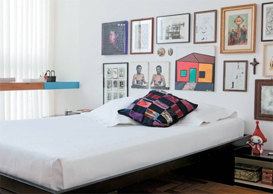 A base branca com mobili&aacute;rio preto deste quarto, projetado pelo arquiteto Marcelo Alvarenga, permite investir em detalhes coloridos, presentes, sobretudo, nos quadros e na almofada de patchwork. Roupa de cama da Monograma.