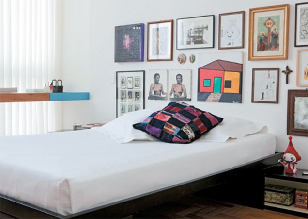 A base branca com mobiliário preto deste quarto, projetado pelo arquiteto Marcelo Alvarenga, permite investir em detalhes coloridos, presentes, sobretudo, nos quadros e na almofada de patchwork. Roupa de cama da Monograma.