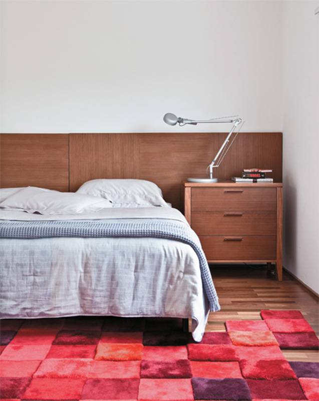 Com os tons reconfortantes da terra, como o bege, associados aos marrons, o designer de interiores J&uacute;lio Rosa criou a base para compor a decora&ccedil;&atilde;o deste quarto de casal. Tonalidades avermelhadas e r&oacute;seas, e a mistura de texturas que aparece nos tecidos da roupa de cama, na lona que reveste a cabeceira, no tapete e nos objetos, criam um espa&ccedil;o estiloso, colorido e, ao mesmo tempo, harmonioso. A roupa de cama e a almofada de tric&ocirc; s&atilde;o da Blue Gardenia.