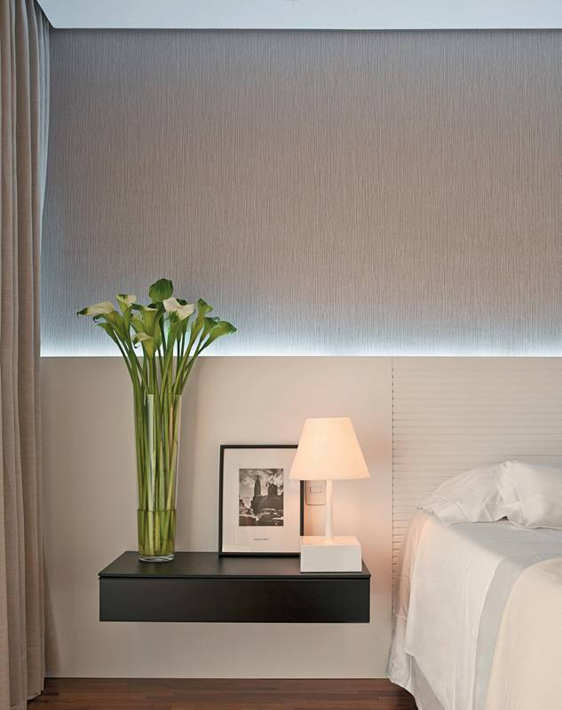 A arquiteta Consuelo Jorge apostou no branco, preto e cinza para compor este quarto leve e atual. A solu&ccedil;&atilde;o de luz, com um facho atr&aacute;s da cabeceira, valoriza o ambiente. O vaso de flores quebra a base neutra e s&oacute;bria.