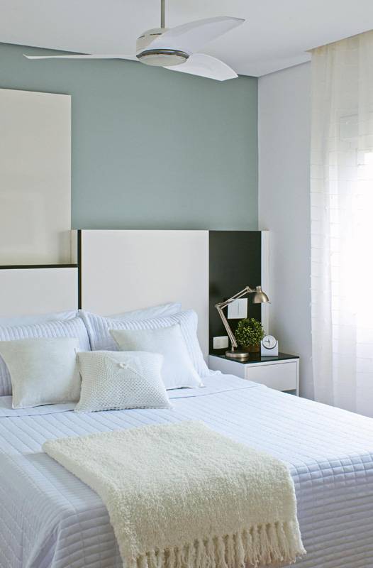 Um espa&ccedil;o de base neutra oferece in&uacute;meras possibilidades para a utiliza&ccedil;&atilde;o de cores em detalhes e acess&oacute;rios. &Eacute; o caso deste dormit&oacute;rio com cama tamanho queen size, projeto das arquitetas Raquel Melo e Camila Cal&oacute;: entre paredes e teto claros, sobressai ocinza (Suvinil Selfcolor, ref. Z077FECT) atr&aacute;s da cabeceira, formada de chapas de MDF tingidode tamanhos variados (Marcenaria Angra). A op&ccedil;&atilde;o foi investir no branco sobre branco, que ganha gra&ccedil;a com a mistura de texturas &ndash; len&ccedil;&oacute;is s&atilde;o de malha (Altenburg), a colcha &eacute; de matelass&ecirc; (Altenburg), a manta &eacute; de microfibra (Etna), almofada &eacute; de croch&ecirc; (Cinerama).