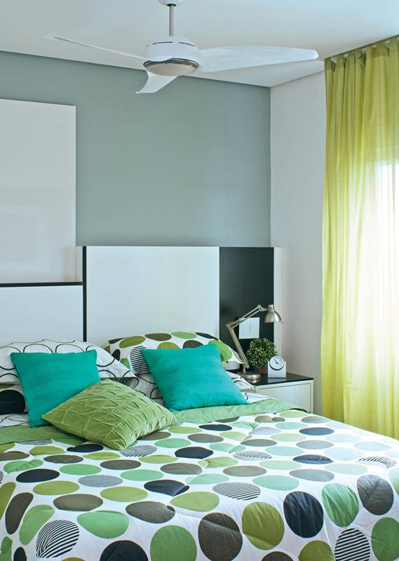 Sobre a mesma base neutra do quarto anterior, projetado pelas arquitetas Raquel Melo e Camila Calo, o uso de cores e grafismos mudou completamente a decora&ccedil;&atilde;o. O quarto se transformou com c&iacute;rculos que mesclam tons de verde e listras, e o resultado &eacute; um ambiente arrojado e divertido. Aten&ccedil;&atilde;o para a cortina, que tem papel importante na composi&ccedil;&atilde;o ao acompanhar as cores do enxoval: &ldquo;Nada de tons muito fortes e pesados&rdquo;, ensina a arquiteta Raquel. Jogo de len&ccedil;ol, edredon de percal e porta-travesseiros da MMartan. Capas de almofada da Cinerama e do Espa&ccedil;o Til. A cortina de voal tamb&eacute;m &eacute; da Cinerama.