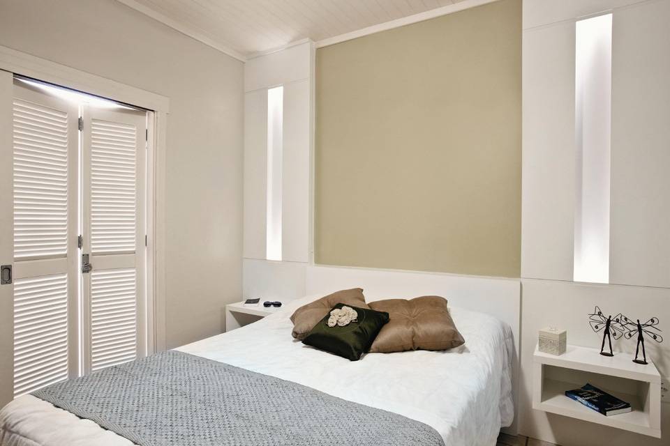 Tonalidades neutras e luz indireta ajudam a deixar o clima leve neste quarto, obra da decoradora Daiana B. Koch. &ldquo;Al&eacute;m de nunca sair de moda, essa op&ccedil;&atilde;o faz o ambiente parecer maior&rdquo;, aponta ela. E &eacute; f&aacute;cil combinar diferentes roupas de cama. Toda a marcenaria foi feita de MDF e revestida de laminado melam&iacute;nico fosco.