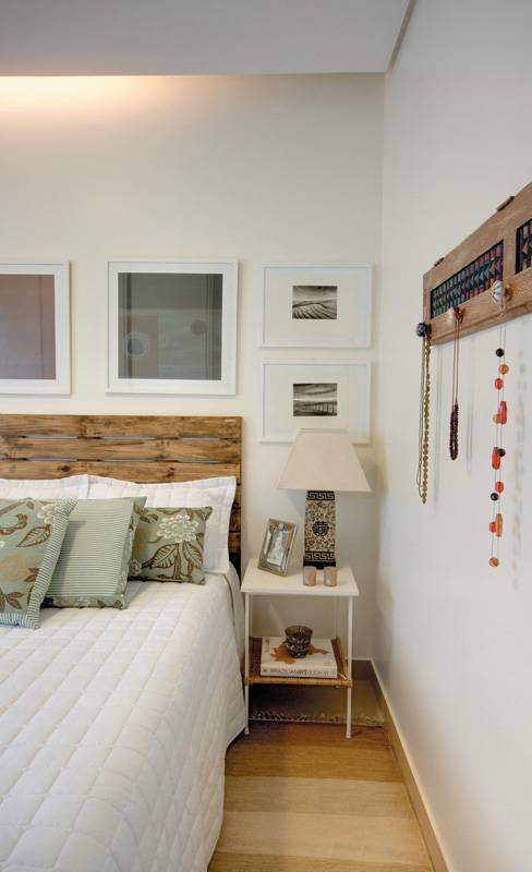A designer de interiores Sarita &Aacute;vila conta que este quarto tinha o b&aacute;sico, mas estava sem gra&ccedil;a. Sobre a base neutra, detalhes de madeira deixaram a decora&ccedil;&atilde;o mais aconchegante. A artista pl&aacute;stica Weimar Amorim produziu o cabideiro, formado de uma janela antiga e puxadores. A cabeceira de madeira de reflorestamento leva seis ripas de pinus.