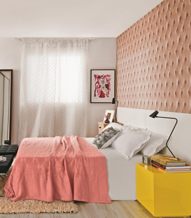A arquiteta Regina Adorno projetou este quarto para exibir uma atmosfera feminina livre de clichês. O entorno branco e cru – em armário, cortina, tapete e piso – realça o tecido bege-rosado aplicado na parede, com estampa que imita o capitonê. E uma pitada de cor forte – no caso, o amarelo do cubo – quebra a sisudez de um jeito contemporâneo.