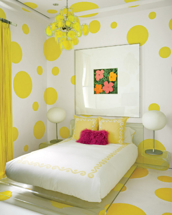 quarto-amarelo-com-poas-no-piso-e-teto