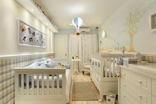 A preocupação com o bem estar do bebê norteou o projeto dos designers de interiores Márcia Matos e João Conceição. As cores, a iluminação e o mobiliário fazem parte da intenção de proporcionar conforto, tranqüilidade e aconchego, assim como as cores e a iluminação suaves. Enxoval, almofadas e cortina foram confeccionados artesanalmente com retalhos de tecido (Casa& Bebê). O berço que vira cama prevê o crescimento da criança. Destaque para a luminária Pipa, feita com restos de madeira, que integra o painel.