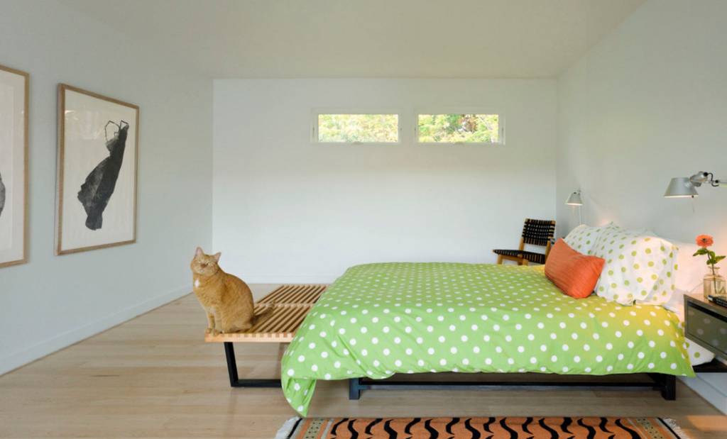 quarto-neutro-minimalista-com-roupa-de-cama-verde-e-branca-de-poas-Jim Westphalen