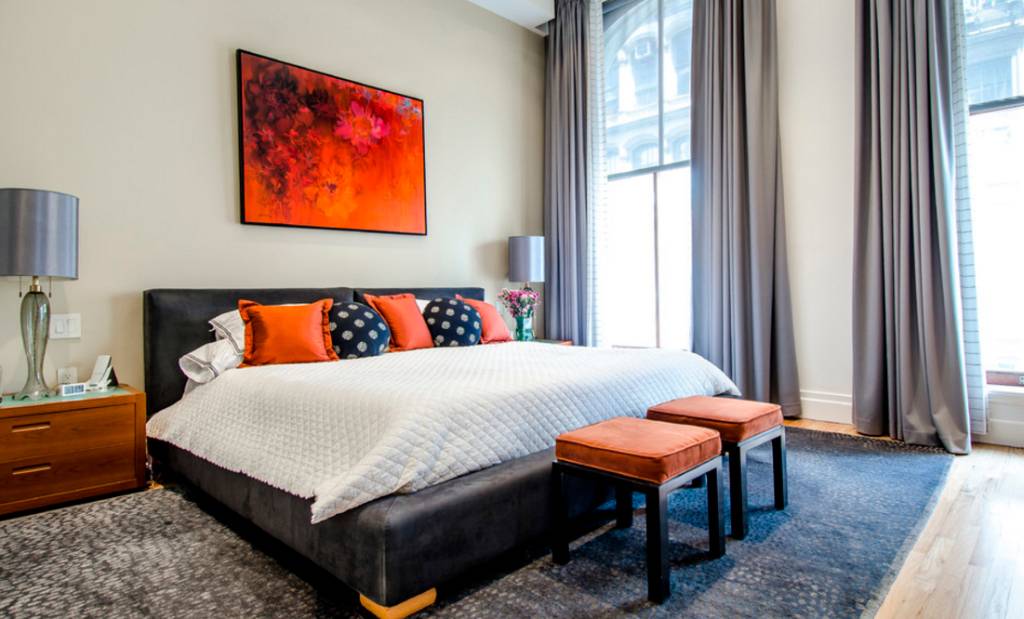 quarto-preto-branco-e-laranja-com-almofadas-redondas-de-poa-na-cama-Chastity Cortijo
