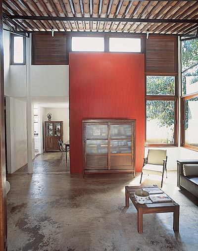 O volume vermelho (tinta acr&iacute;lica texturizada, Decoratto, da Iquine) define ...