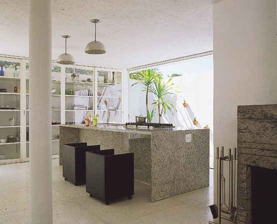 O &uacute;nico luxo no t&eacute;rreo &eacute; a mesa de granito (Marmoraria Nacional), que inte...