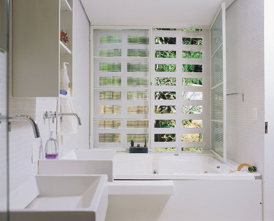 No superior, h&aacute; apenas uma su&iacute;te, cujo banheiro ganhou lou&ccedil;as e metais Dec...